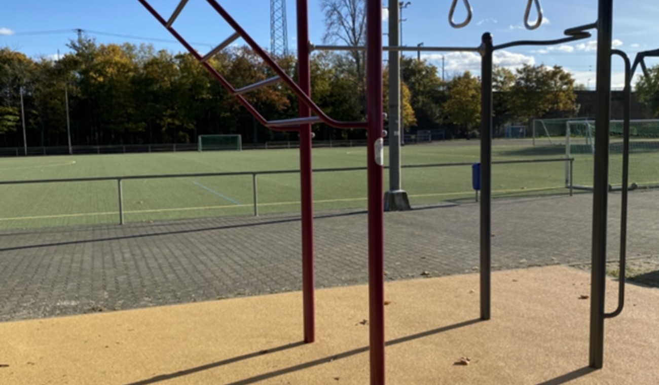 Calisthenics Station und Basketballkorb ergänzen Angebot auf Sportplatz Amöneburg