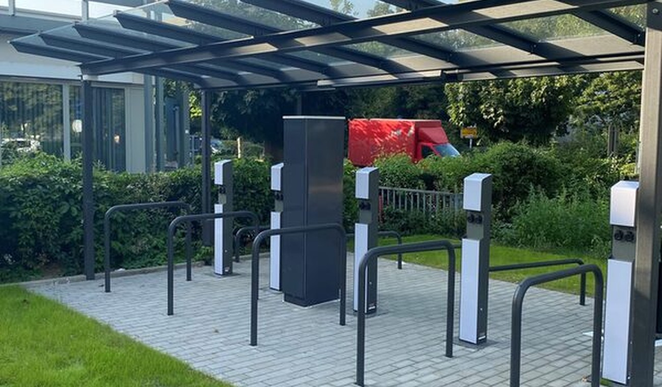 Fahrradstation am Elsässer Platz eröffnet: Ladeplätze und Service direkt am Parkhaus