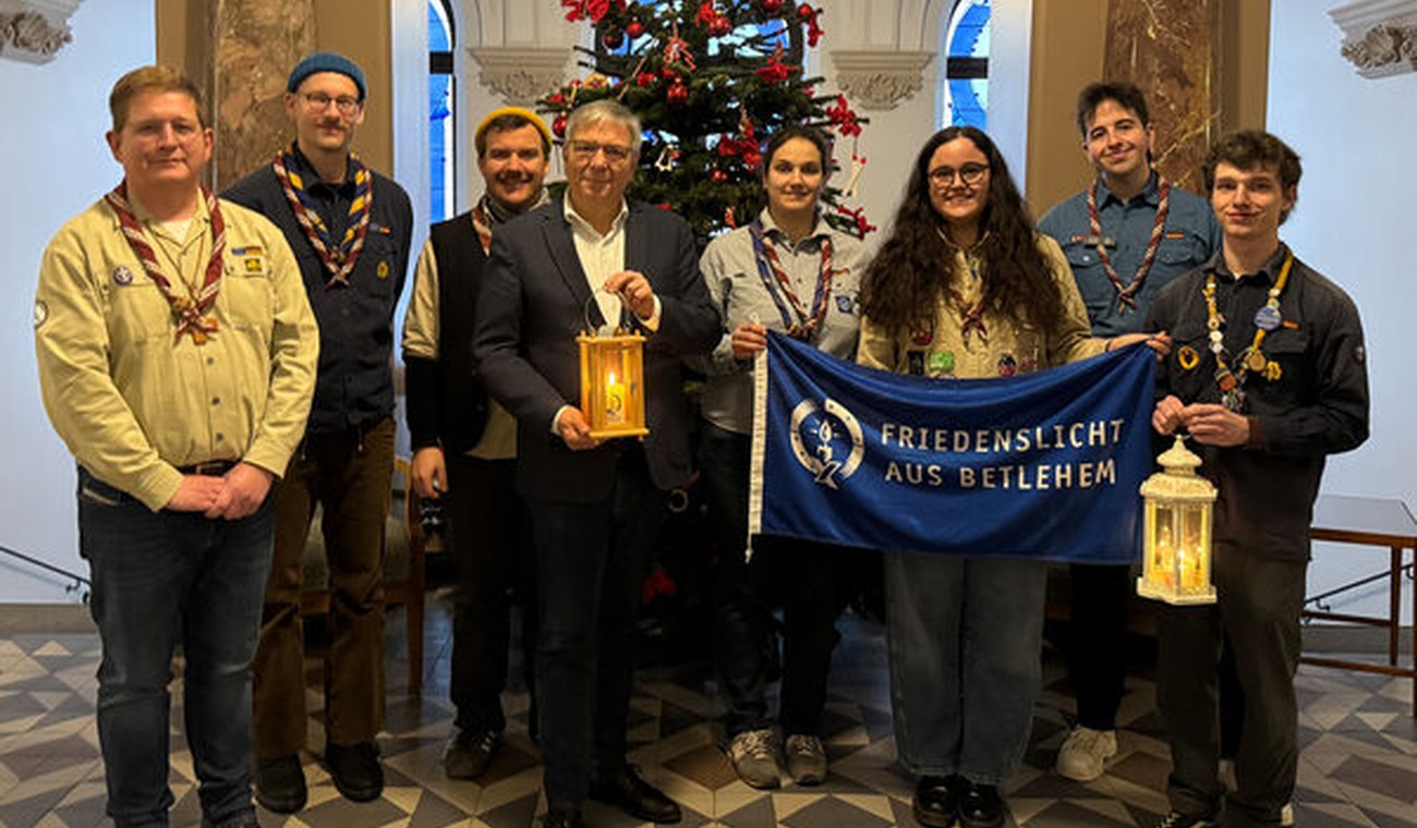 Friedenslicht im Rathaus übergeben: Hoffnung und Aufruf zum Mut