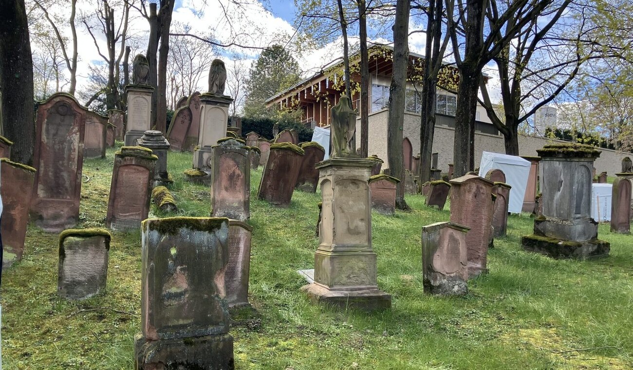 Führungen auf dem Alten Jüdischen Friedhof Mainz am UNESCO-Welterbetag Führungen auf dem Alten Jüdischen Friedhof Mainz am UNESCO-Welterbetag