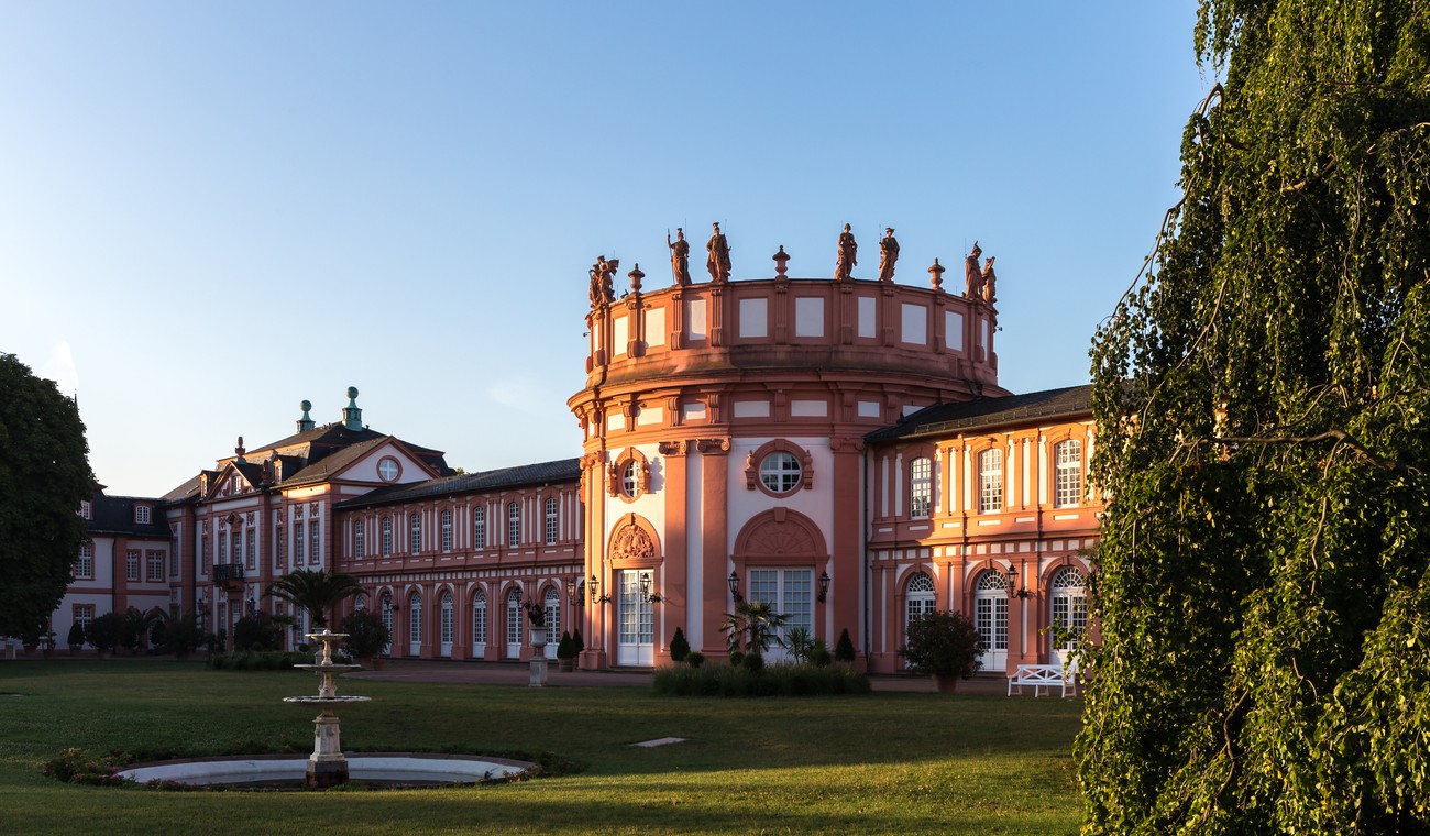 Genussabend im Schloss Biebrich: Rheingauer Winzer stellen Spezialitäten vor