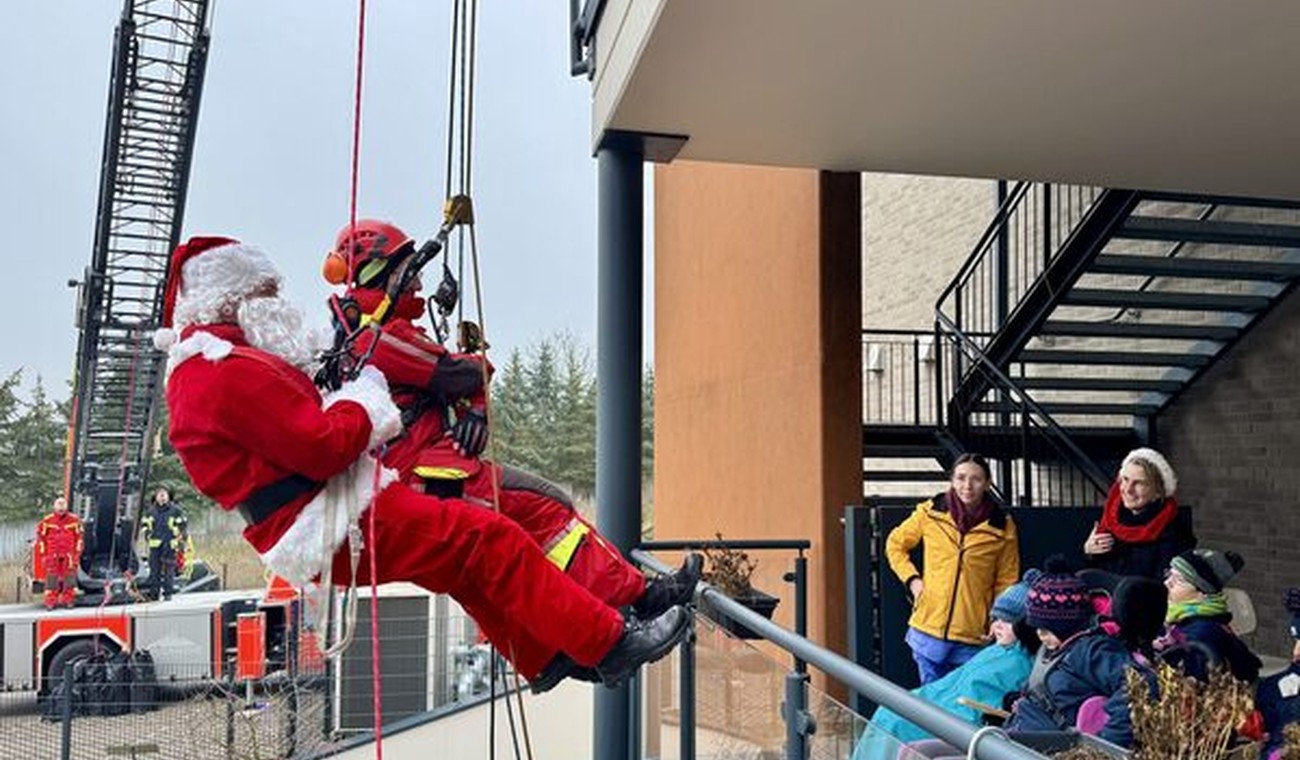 Höhenretter seilen sich als Nikolaus im Zwerg Nase Zentrum ab und verteilen Geschenke Höhenretter seilen sich als Nikolaus im Zwerg Nase Zentrum ab und verteilen Geschenke