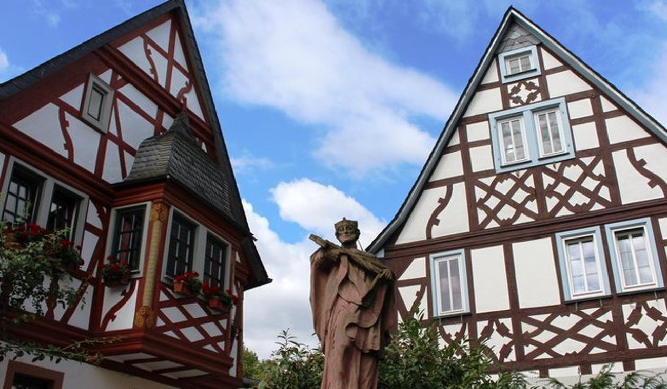 Nach Vandalismus in Erbach: Nepomuk-Statue wieder vollständig hergestellt Nach Vandalismus in Erbach: Nepomuk-Statue wieder vollständig hergestellt