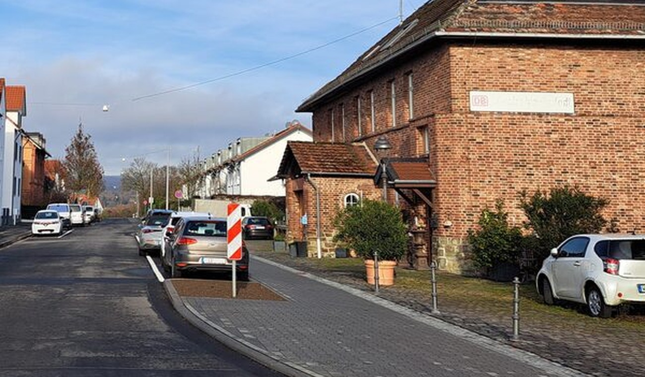 Neuer Gehweg vor Bahnhof Igstadt verbessert Sicherheit für Fußgänger und schafft zusätzliche Parkplätze Neuer Gehweg vor Bahnhof Igstadt verbessert Sicherheit für Fußgänger und schafft zusätzliche Parkplätze