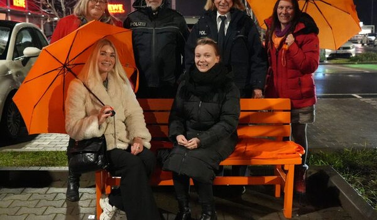 Orange Beleuchtung in Kostheim macht auf Gewalt gegen Frauen aufmerksam Orange Beleuchtung in Kostheim macht auf Gewalt gegen Frauen aufmerksam