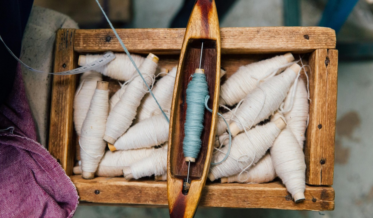 Spinnen mit der Handspindel: Workshop in der Fasanerie zeigt, wie aus Schafwolle Faden wird
