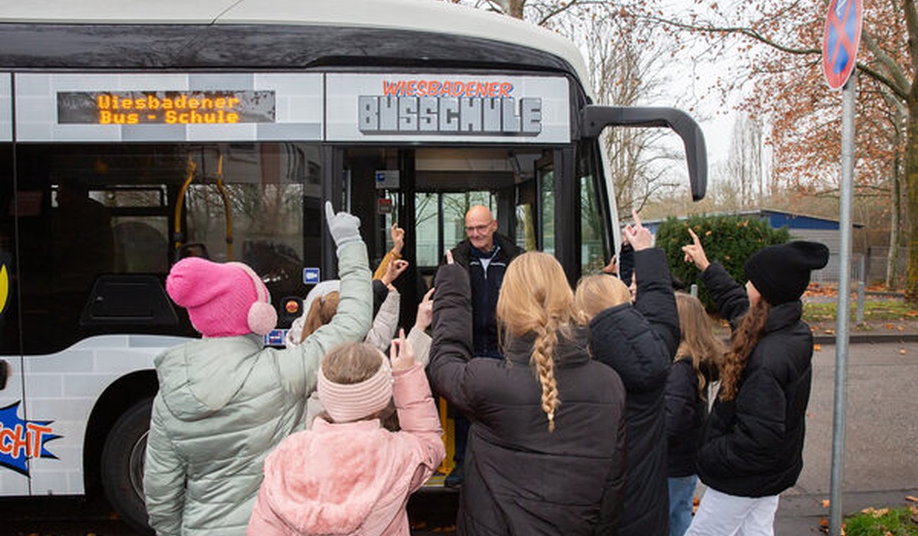 Wiesbadener Busschule bereitet jährlich rund 1.800 Kinder auf sicheres Busfahren vor Wiesbadener Busschule bereitet jährlich rund 1.800 Kinder auf sicheres Busfahren vor