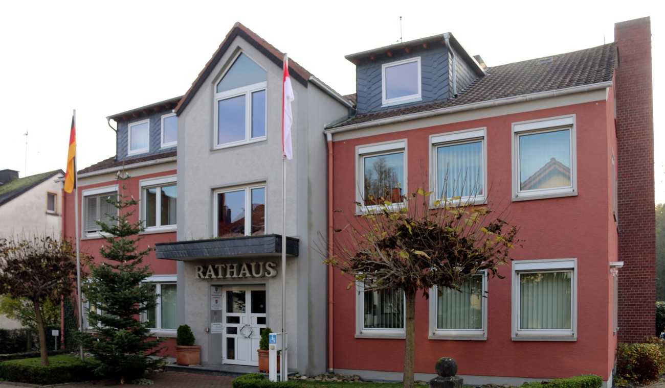 Wunschbaum vor dem Wallufer Rathaus: Geschenke und Botschaften für Kinder aus einkommensschwachen Familien Wunschbaum vor dem Wallufer Rathaus: Geschenke und Botschaften für Kinder aus einkommensschwachen Familien