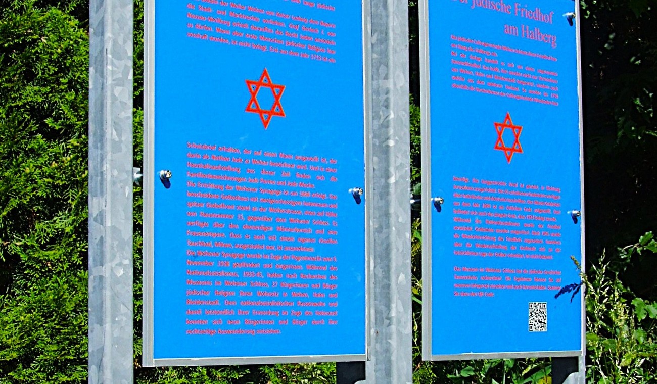 Zwei Tafeln und QR Code erklären Geschichte des jüdischen Friedhofs am Halberg Zwei Tafeln und QR Code erklären Geschichte des jüdischen Friedhofs am Halberg